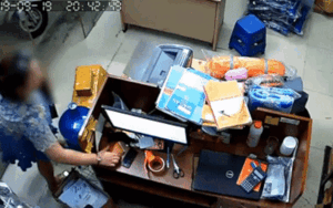 Vờ hỏi mua hàng để đánh lạc hướng, người phụ nữ nhanh tay 'cuỗm' ví tiền rồi 'chuồn' khỏi cửa hàng