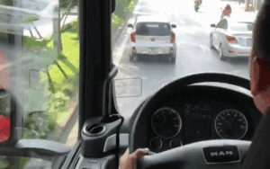 Công an xác minh vụ tài xế cản đường, xe cứu hỏa phải liên tục phát loa 'yêu cầu ô tô giảm tốc độ, đi gọn phía tay phải của mình' gây bức xúc