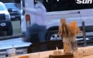 Thấy bạn gái bắt được hoa cưới, chàng trai 'vắt chân lên cổ' chạy thục mạng