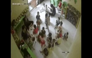 Clip: Cô giáo mầm non ghì mạnh đầu trẻ, đút cơm liên hồi khiến nhiều người vô cùng phẫn nộ