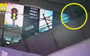 Mải xem điện thoại, người đàn ông gặp tai nạn kinh hoàng trên thang cuốn