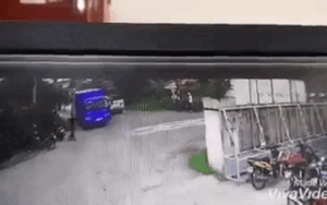 Clip: Tàu hỏa tông ô tô 7 chỗ, tài xế thoát nạn 'thần kỳ'