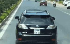 Tài xế Lexus nghênh ngang chặn đầu xe cứu hỏa mặc cảnh sát PCCC yêu cầu nhường đường