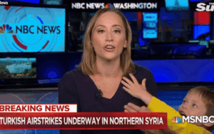 Bé trai 4 tuổi 'phá đám' mẹ đang dẫn bản tin trực tiếp