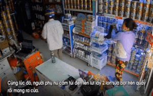 Clip: Cặp đôi trung niên phối hợp ăn ý, nhanh tay 'cuỗm' 4 hộp sữa bột trong tích tắc khiến CĐM bức xúc