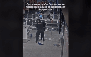 Mải mê uống rượu làm lỡ chuyến bay còn đập phá tài sản, nam hành khách nhận cái kết đắng