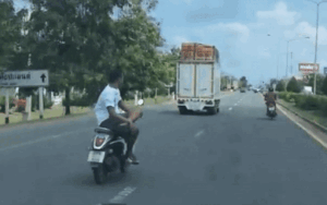 'Quái xế' khiến dân tình hết hồn khi ngồi vắt chéo chân lái xe phi ầm ầm