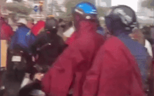 Xôn xao hình ảnh người dân trú mưa chật gầm cầu và hầm đường bộ bất chấp nguy cơ tai nạn