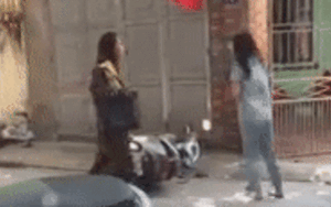 Bắt quả tang chồng ngoại tình, vợ bị tiểu tam' đánh ghen ngược đến bật khóc mà chồng chỉ ngồi im khiến dân tình phẫn nộ