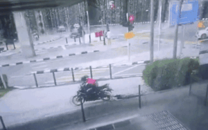 Bám cứng chiếc túi không cho tên cướp đắc thủ, cô gái phải chịu hậu quả kinh hoàng