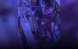 Clip: Vờ vào cửa hàng thời trang lựa quần áo, 'nữ quái' thò tay vào túi xách trộm ngay iPhone X của khách hàng