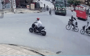 Clip: Thót tim trước cảnh 2 bé trai thoát chết thần kỳ khi bị xe tải tông trúng, cuốn cả người và xe đạp vào gầm