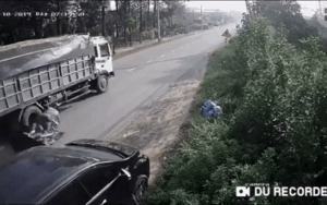 Clip: Mở cửa ô tô bất cẩn, tài xế gây ra va chạm liên hoàn khiến nhiều người bị thương