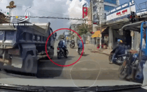 Tài xế ô tô tải ngông cuồng đuổi ép xe máy khi đang chờ đèn đỏ khiến người đi đường bức xúc kêu than 'Trời ơi, thằng điên này'