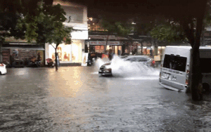 Nghệ An mưa lớn, hàng loạt trường thông báo cho học sinh nghỉ học