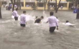 Mưa bão mặc kệ mưa bão, nhóm nam sinh thỏa thích bơi lội giữa sân trường như được dịp 'trở về tuổi thơ' khiến CĐM thích thú