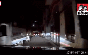 Clip: Thót tim trước cảnh tài xế phanh kịp thời, tránh cháu bé ngã khỏi xe máy xuống ngay trước đầu ô tô