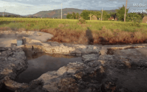 Giếng nước nóng tự nhiên giữa cánh đồng