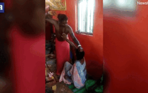 Thầy tu nắm tóc dùng roi quất vào người cô gái để trừ tà