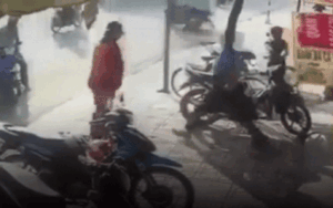 Clip: Định tẩu thoát sau khi bẻ khóa xe máy, tên trộm bị người dân đạp ngã vây bắt giữa đường