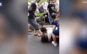 Chồng lao người che đòn cho bồ nhí bị vợ đánh tơi tả, xé áo giữa đám đông