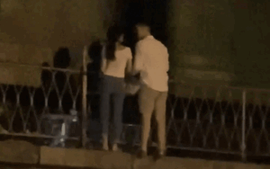 Bất chấp đoàn tàu chạy vun vút, đôi nam nữ vẫn đứng sát đường ray trên phố Phùng Hưng ngắm tàu khiến dân tình lắc đầu ngán ngẩm