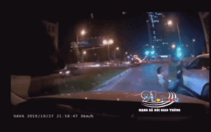 Clip: 2 thanh niên áp sát xe, dùng bình xịt hơi cay và rút dao đe dọa tài xế ô tô ngay giữa đường