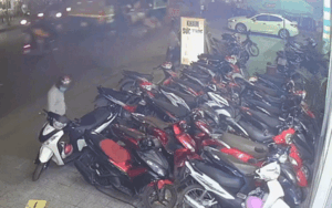 Clip nam thanh niên dàn cảnh đánh lạc hướng bảo vệ để đồng bọn ngang nhiên trộm SH ở Sài Gòn khiến dân tình bức xúc