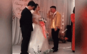 Clip: Em trai bật khóc nức nở khi trao vàng cho chị gái trong ngày cưới khiến ai nấy đều nghẹn ngào