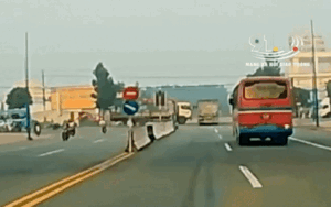 Clip: Va chạm kinh hoàng với xe tải cẩu, xe ben lật nghiêng và đầu xe chổng lên trời