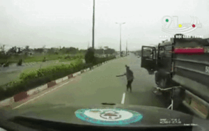 Clip: Tài xế xe ben chặn đầu container, cầm hung khí dọa chém vì không cho vượt gây bức xúc