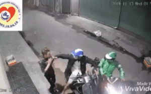 Clip: Đứng trong hẻm vắng, nam thanh niên bị 2 đối tượng táo tợn cướp điện thoại và xe máy vespa