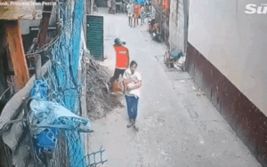 Thuê bảo mẫu trên Facebook, bà mẹ khóc ngất vì bị bắt mất con