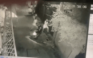 Clip: Cô gái bị nam thanh niên lao tới sàm sỡ, ôm ấp trước cửa nhà giữa đêm khuya khiến người xem sợ hãi