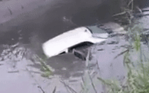 Clip: Học lái xe xuống dốc, người phụ nữ đưa cả xe và thầy cùng xuống mương khiến dân tình 'cười ra nước mắt'