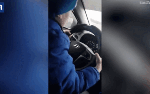 Bị chỉ trích vì tung clip con trai 6 tuổi phi xe như bay trên đường cao tốc, bà mẹ trẻ còn hung hăng đáp trả cư dân mạng