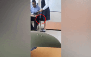 Thầy giáo quay lén dưới váy nữ sinh trong lúc chấm bài