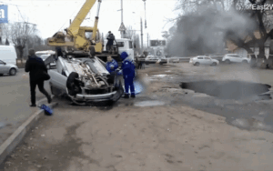 Ô tô rơi xuống hố nước nóng 75 độ C giữa đường, hai người chết thảm