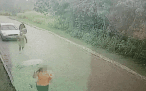 Gã đàn ông khỏa thân rình rập phụ nữ gây phẫn nộ