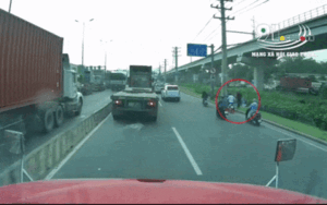 Hai thanh niên ‘hổ báo’, liên tục ném đá vào container trên xa lộ Hà Nội