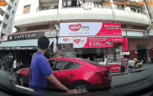 Clip: Khoảnh khắc ô tô bất ngờ lao thẳng vào quán cà phê trong khu chung cư ở Sài Gòn