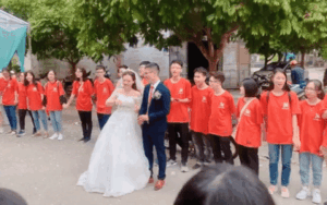 Clip: Hàng chục học sinh xếp hàng dài hát tặng cô giáo trong ngày cưới khiến dân tình xuýt xoa: 'Đáng yêu quá đi thôi'