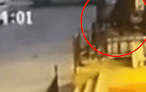 Cha nhét con trai 3 tuổi trong túi vứt bỏ ngoài đường vì 'không nuôi được'