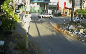 Clip: Chạy xe máy tốc độ cao tông thẳng vào ô tô, người phụ nữ bị hất văng rồi ngã lăn trên đường