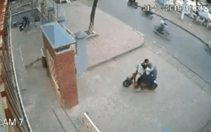 Clip: Thấy nữ sinh đứng một mình trước cổng trường, nam thanh niên ăn mặc bảnh bao tiến lại gần rồi bất ngờ 'sàm sỡ' khiến nhiều người bức xúc