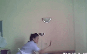 Bí mật lắp camera trong nhà, gia đình phát hiện hành động kinh hoàng của 3 nhân viên chăm sóc với cụ bà