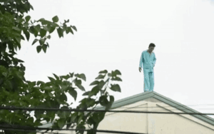 Sau khi đu đưa trên tầng 23 khách sạn rồi tự cắt 'của quý', người đàn ông lại tiếp tục leo lên nóc bệnh viện la hét lần 2