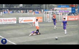 Cấm thi đấu 2 mùa giải cầu thủ dẫm lên mặt đối thủ trong trận bóng khiến nạn nhân lên cơn co giật phải nhập viện cấp cứu