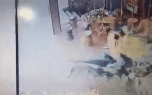 Clip: 2 thanh niên phóng xe máy với tốc độ cao, bất ngờ mất lái vỡ kính cửa hàng tạp hóa ven đường