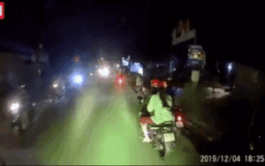 Clip: Đôi nam nữ chạy xe máy, áp sát người phụ nữ rồi nhanh tay giật dây chuyền trên đường phố đông người qua lại